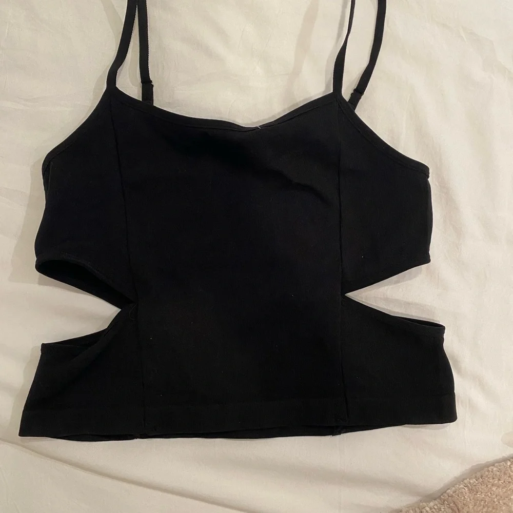 Crop top with side cut outs - Picture 2 of 4